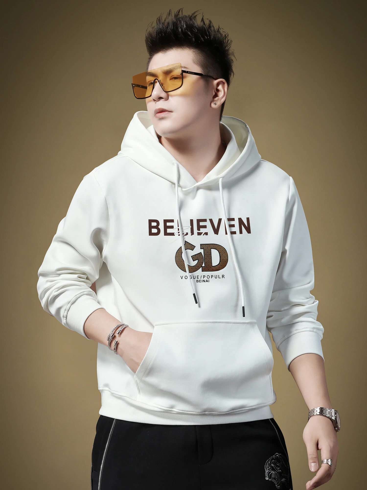 Мужская толстовка с капюшоном в европейском стиле, с длинными рукавами, весенне-осенняя, модная, брендовая, свободного кроя, повседневная одежда
Мужская толстовка с капюшоном в европейском стиле, с длинными рукавами, весенне-осенняя, модная, брендовая, свободного кроя, повседневная одежда