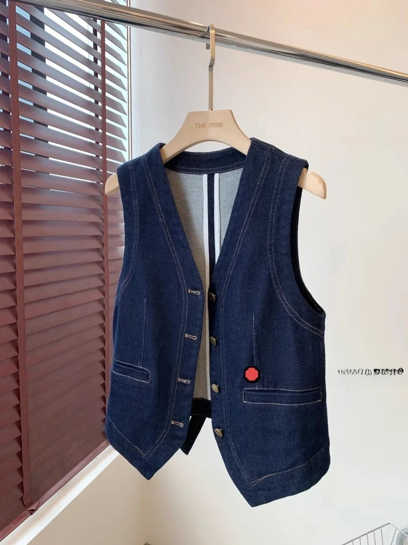 Retro Hong Kong Style Layered V-Neck Denim Vest Women's Summer Sleeveless Top Fashionable Short Outerwear Trendy
Retro Hong Kong Style Layered V-Neck Denim Vest Women's Summer Sleeveless Top Fashionable Short Outerwear Trendy