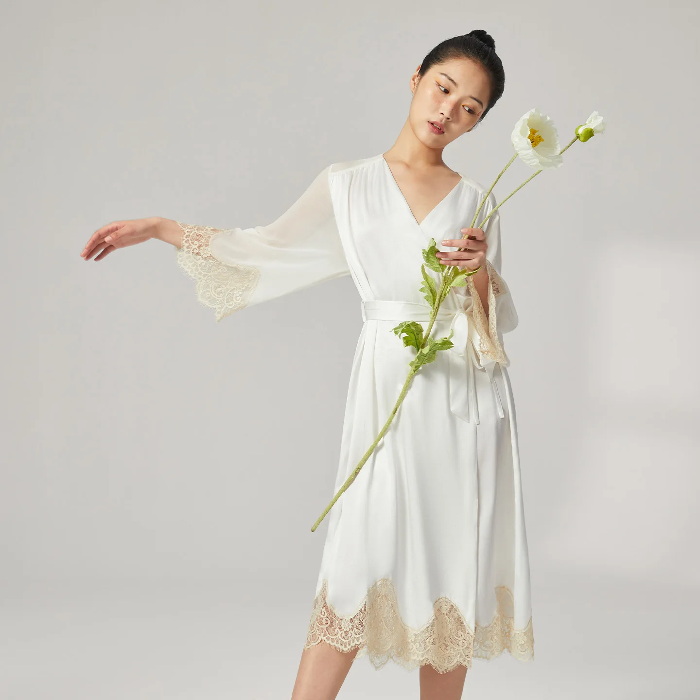Women 19 Momme 100% Mulberry Silk Robe Luxury French Lace Trim V Neck 3/4 Flare Sleeve Belted Bathrobe Elegant Bridal Loungewear
Women 19 Momme 100% Mulberry Silk Robe Luxury French Lace Trim V Neck 3/4 Flare Sleeve Belted Bathrobe Elegant Bridal Loungewear