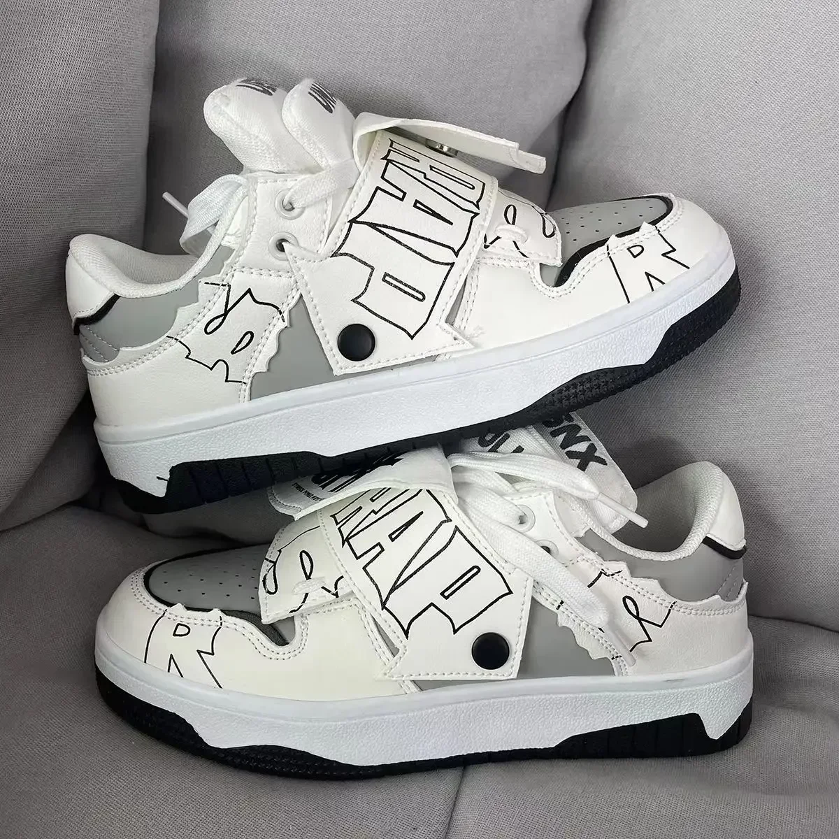luxury Men's new breathable lace up running shoes Korean version versatile casual shoes wear-resistant sports board shoes
luxury Men's new breathable lace up running shoes Korean version versatile casual shoes wear-resistant sports board shoes