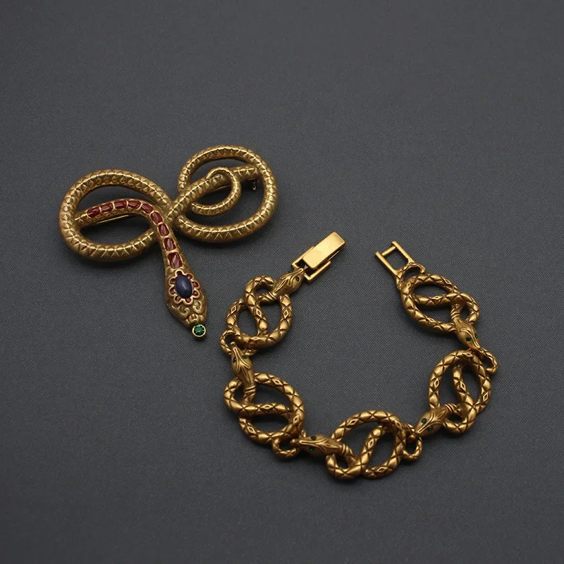 European and American Retro Fashion Women's Bracelet Brooch Enamel Gold-plated Bracelet Jewelry
European and American Retro Fashion Women's Bracelet Brooch Enamel Gold-plated Bracelet Jewelry