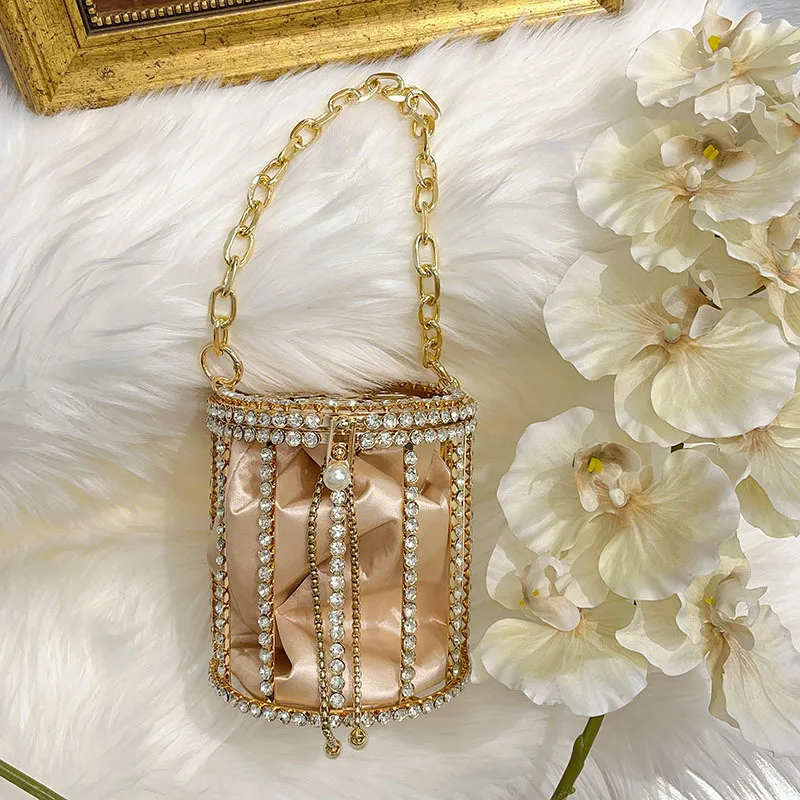Pearl bucket bag Evening Clutch Bag Women Hollow Out Flower Beaded Metallic Clutch Purse Handbag Party
Pearl bucket bag Evening Clutch Bag Women Hollow Out Flower Beaded Metallic Clutch Purse Handbag Party