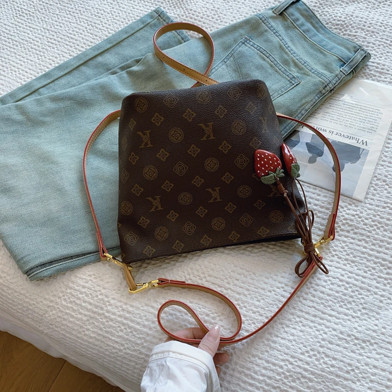 Trendy Design Letter Logo Crossbody Bag Women Fashionable Casual Simple Vintage Style With Large Capacity
Trendy Design Letter Logo Crossbody Bag Women Fashionable Casual Simple Vintage Style With Large Capacity