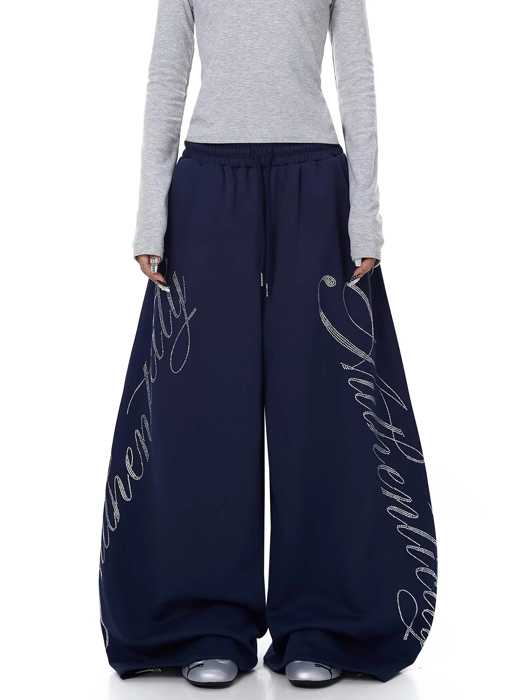 American Style Retro Rhinestone Letter Design Curved Knife Sweatpants Unisex Loose Casual Wide Leg Pants Elastic Waist
American Style Retro Rhinestone Letter Design Curved Knife Sweatpants Unisex Loose Casual Wide Leg Pants Elastic Waist