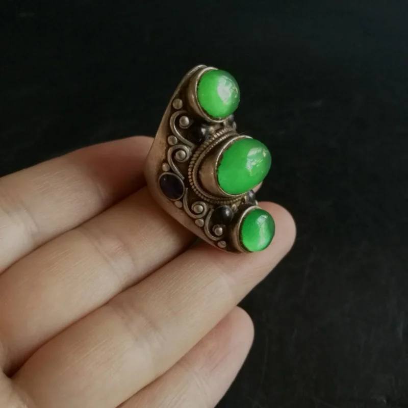 Antique Qing Dynasty Old Silver Inlaid Jade Ring High Bingyang Green Jade Interface Silver Plated Open Mouth Long Ring
Antique Qing Dynasty Old Silver Inlaid Jade Ring High Bingyang Green Jade Interface Silver Plated Open Mouth Long Ring