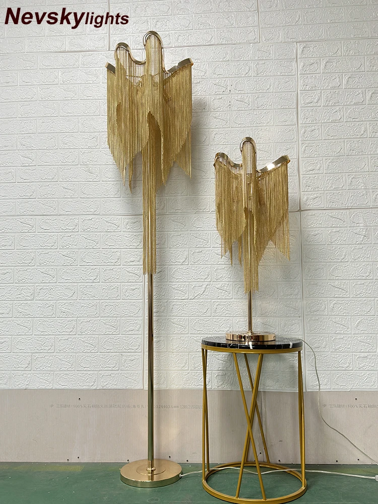 Торшер в черном цвете настольная лампа серебристая
Торшер в черном цвете настольная лампа серебристая