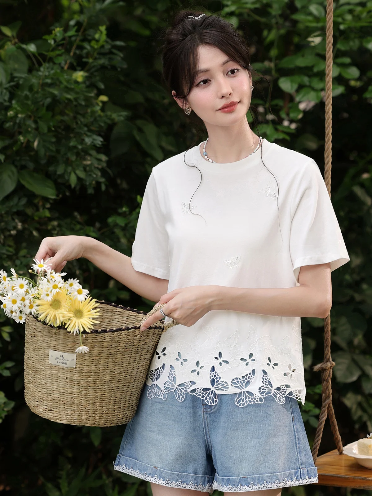 Новая летняя модная женская футболка с коротким рукавом, вышивкой и вырезами, бежевого цвета, свободного кроя, с круглым вырезом, от Deer South
Новая летняя модная женская футболка с коротким рукавом, вышивкой и вырезами, бежевого цвета, свободного кроя, с круглым вырезом, от Deer South