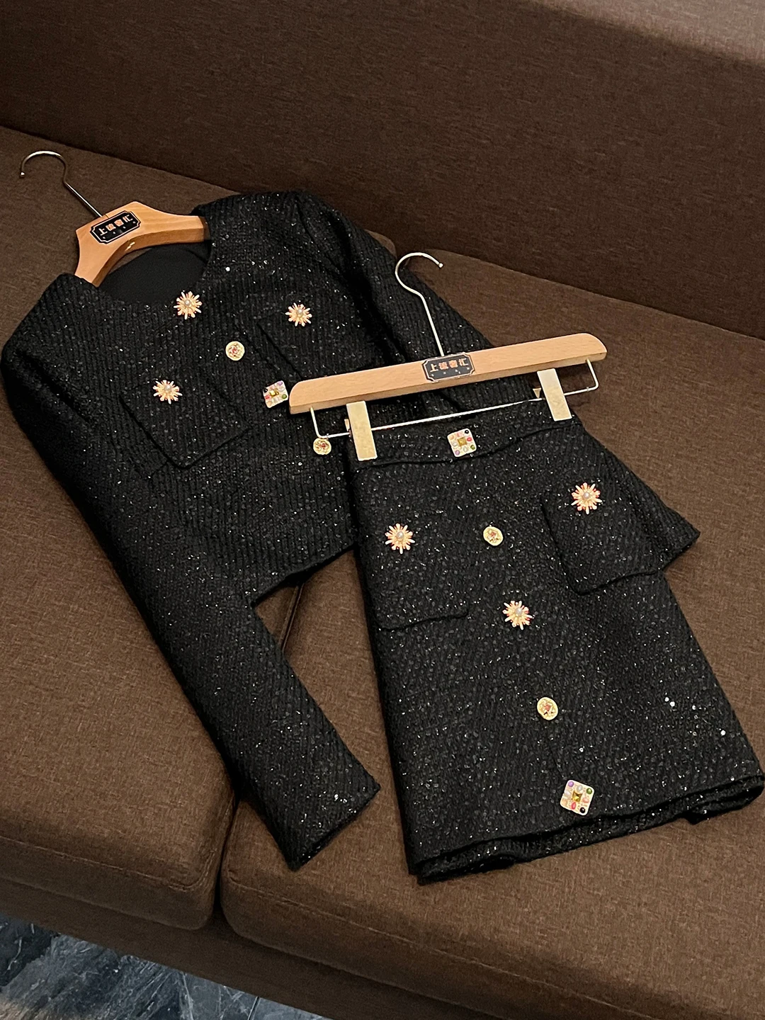 Summer 2026 Short Coat Shoulder Padded Glitter Thickened Woolen Outerwear High Waist Bodycon Skirt Set Luxury Style E05348
Summer 2026 Short Coat Shoulder Padded Glitter Thickened Woolen Outerwear High Waist Bodycon Skirt Set Luxury Style E05348