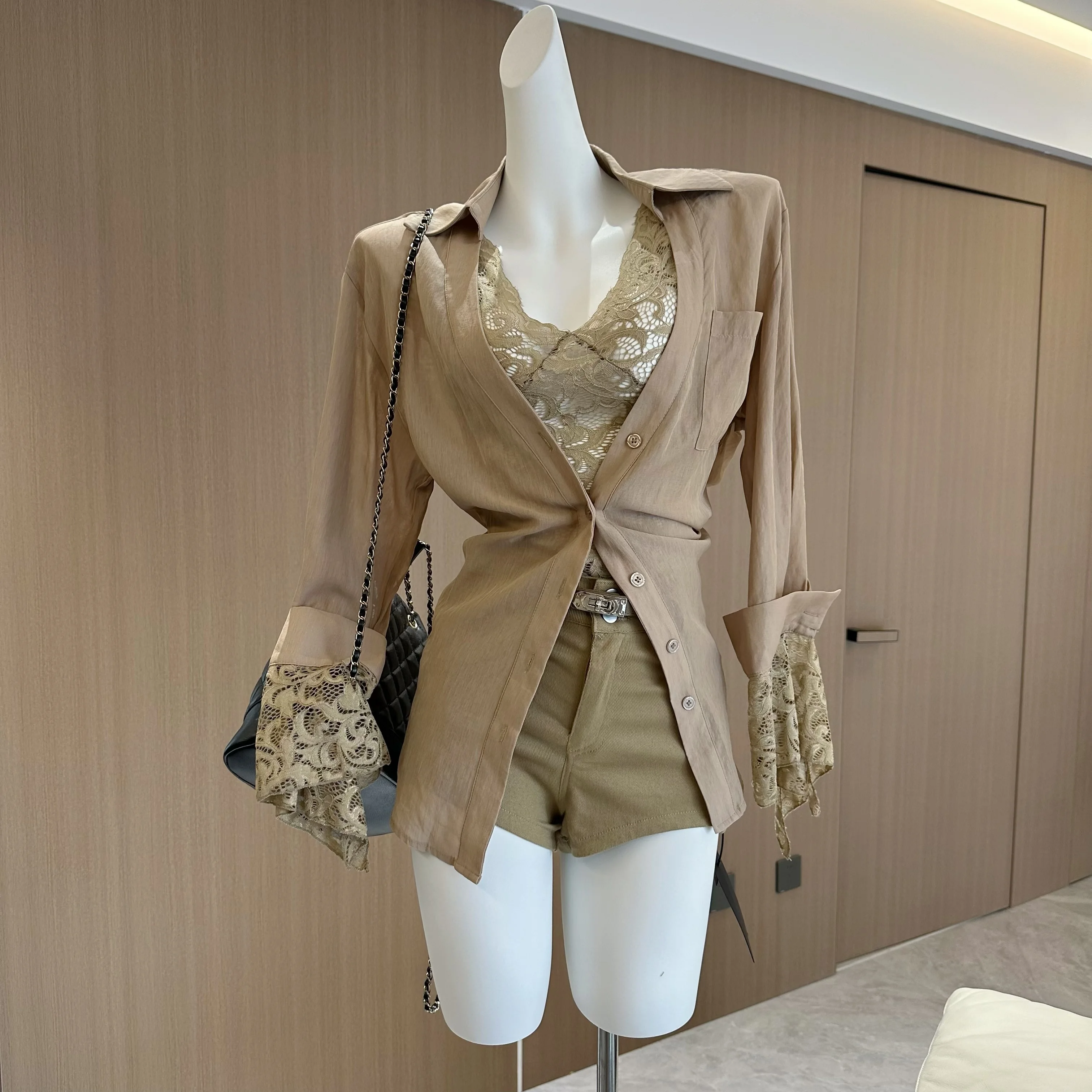 Women's retro design patchwork lace shirt, women's loose and lazy long sleeved top, sexy Y2K shorts, spring and autumn
Women's retro design patchwork lace shirt, women's loose and lazy long sleeved top, sexy Y2K shorts, spring and autumn