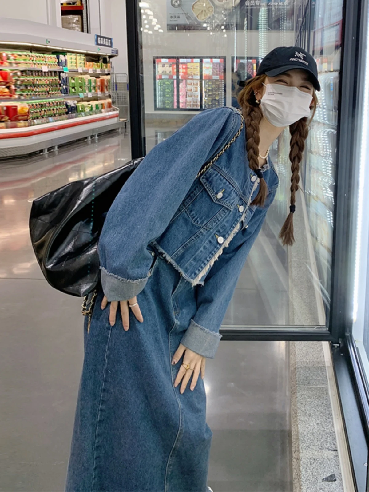 Модный комплект из двух предметов: женская длинная юбка и джинсовый топ с искусственным мехом, высокое качество, весна-осень, элегантный стиль.
Модный комплект из двух предметов: женская длинная юбка и джинсовый топ с искусственным мехом, высокое качество, весна-осень, элегантный стиль.