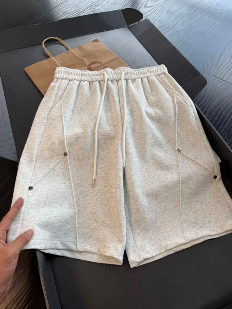 Cleanfit Men's Sporty Short Pants Rivet Patchwork Decomposition Style Summer Heavyweight Sweatpants American Four-Five Parts
Cleanfit Men's Sporty Short Pants Rivet Patchwork Decomposition Style Summer Heavyweight Sweatpants American Four-Five Parts