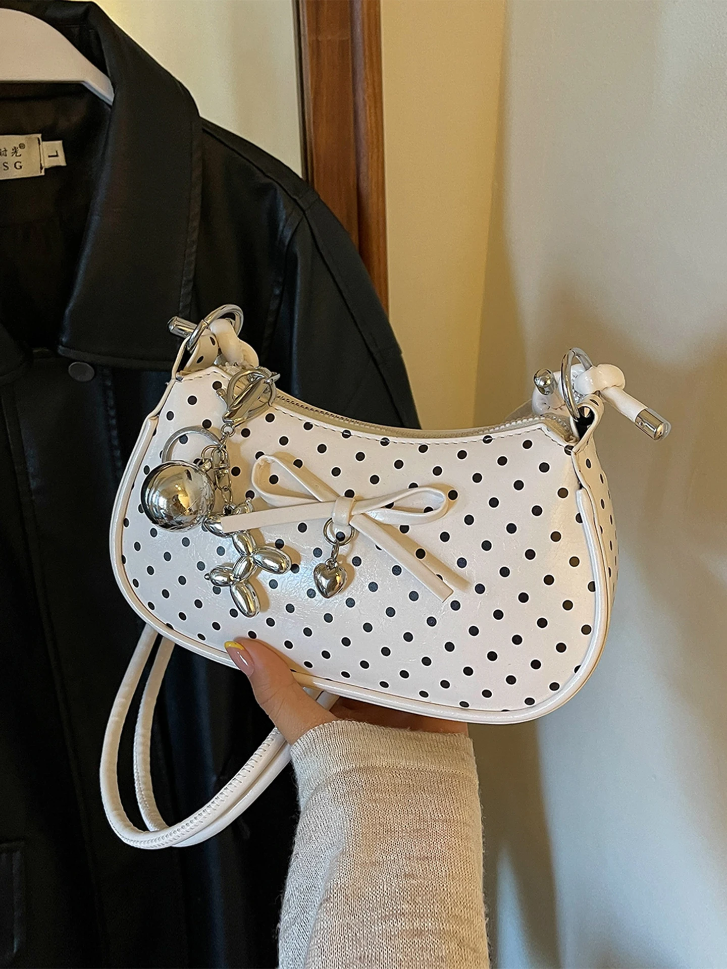 2026 New Polka Dot Women's Shoulder Bag Commuter Crossbody Bag Fashionable Lightweight Luxury Single Strap Underarm Bag
2026 New Polka Dot Women's Shoulder Bag Commuter Crossbody Bag Fashionable Lightweight Luxury Single Strap Underarm Bag