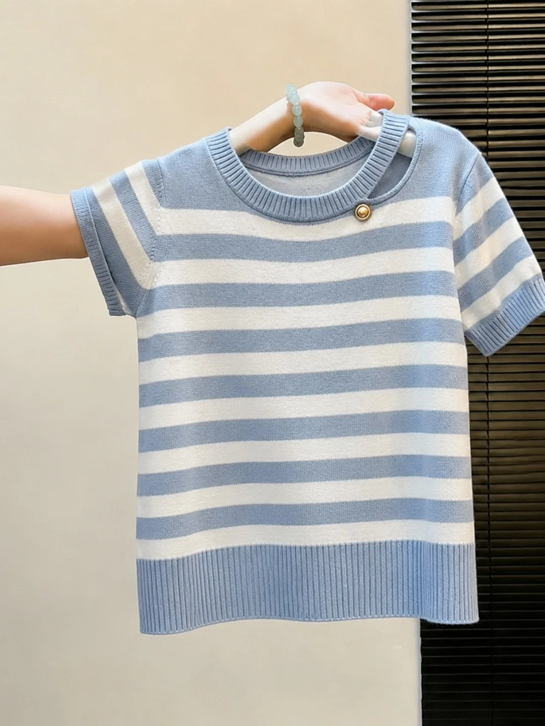 Chic Knitted Top Short Sleeve Color Block Striped Design Korean Style Slimming Summer Fashionable Anti-Aging Women's Shirt
Chic Knitted Top Short Sleeve Color Block Striped Design Korean Style Slimming Summer Fashionable Anti-Aging Women's Shirt