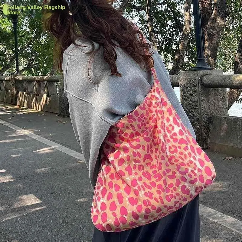 Pink Leopard Print Canvas Bag Women's Crossbody Bag Casual Style Commuting Large Capacity Soft Feel Office Bag 2026 New Korea...
Pink Leopard Print Canvas Bag Women's Crossbody Bag Casual Style Commuting Large Capacity Soft Feel Office Bag 2026 New Korea...