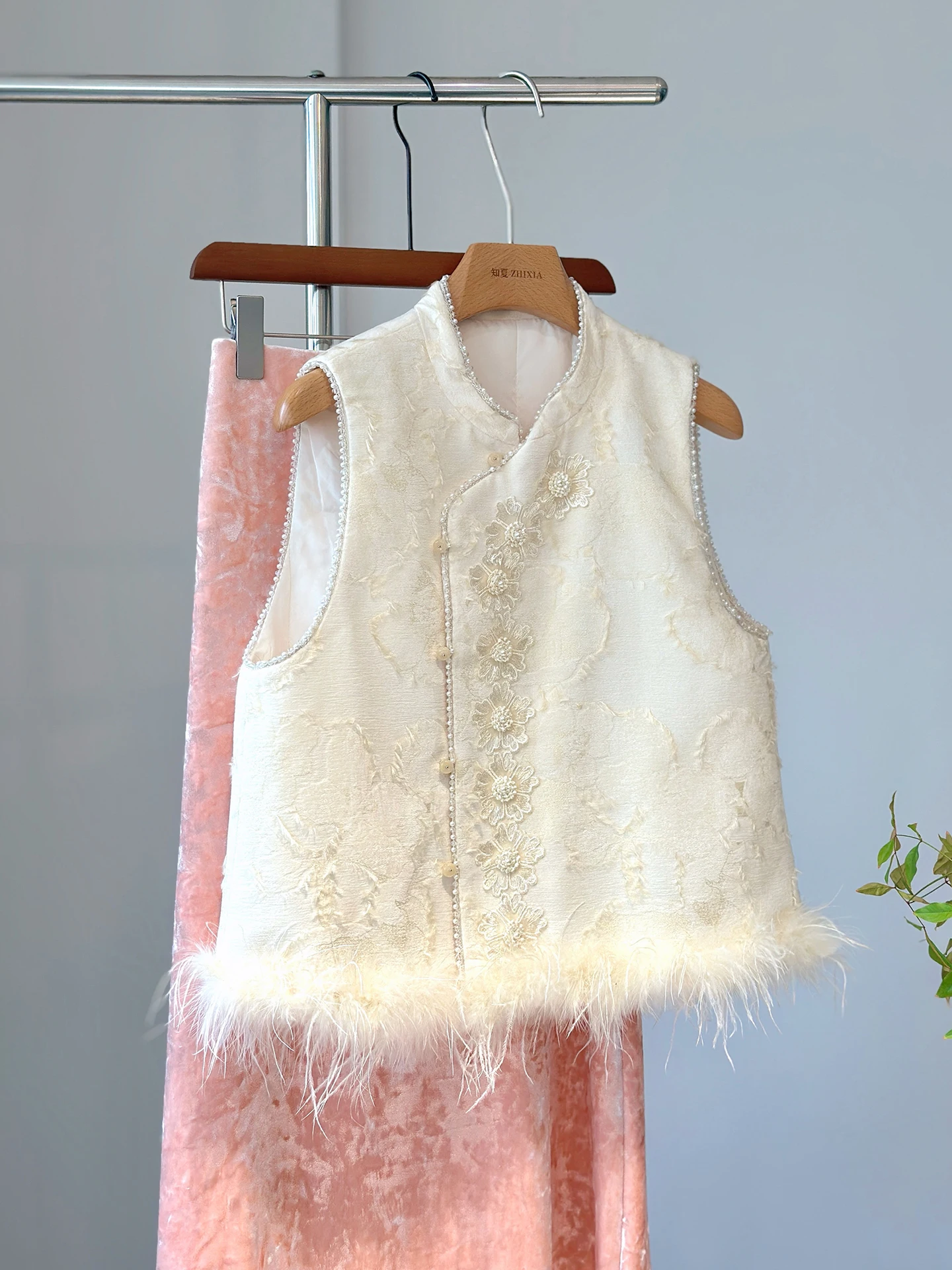 High-Grade Beige New Chinese Velvet Vest Women's Young Quilted Outer Wear National Style Age-Reducing
High-Grade Beige New Chinese Velvet Vest Women's Young Quilted Outer Wear National Style Age-Reducing