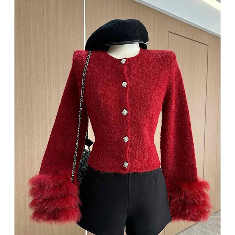 Элегантный красный вязаный кардиган, женский укороченный лоскутный белый свитер из искусственного меха, пальто, корейский модный трикотаж, зимние тонкие джемперы
Элегантный красный вязаный кардиган, женский укороченный лоскутный белый свитер из искусственного меха, пальто, корейский модный трикотаж, зимние тонкие джемперы