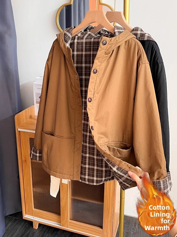 Хлопковое пальто в клетку в стиле ретро с капюшоном, женское зимнее Thiened, повседневное свободное теплое пальто на пуговицах, длинное све, обычная длина
Хлопковое пальто в клетку в стиле ретро с капюшоном, женское зимнее Thiened, повседневное свободное теплое пальто на пуговицах, длинное све, обычная длина