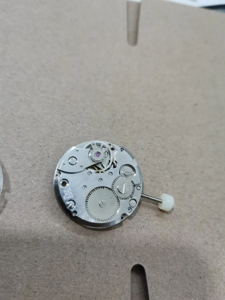 Движение Механизм полируется красиво с парою с одним календарем.
Движение Механизм полируется красиво с парою с одним календарем.