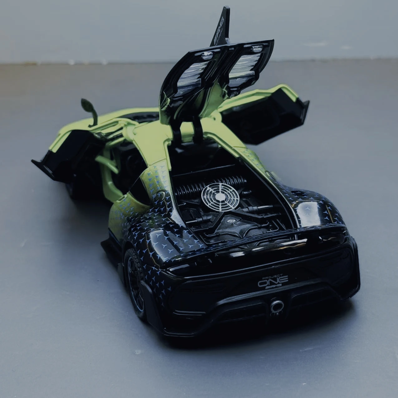 Модель легкосплавного автомобиля 1:32, спортивный автомобиль Mercedes ONE, регенеративная детская игрушечная машинка, модель со звуковым эффектом, орнамент журнального столика
Модель легкосплавного автомобиля 1:32, спортивный автомобиль Mercedes ONE, регенеративная детская игрушечная машинка, модель со звуковым эффектом, орнамент журнального столика
