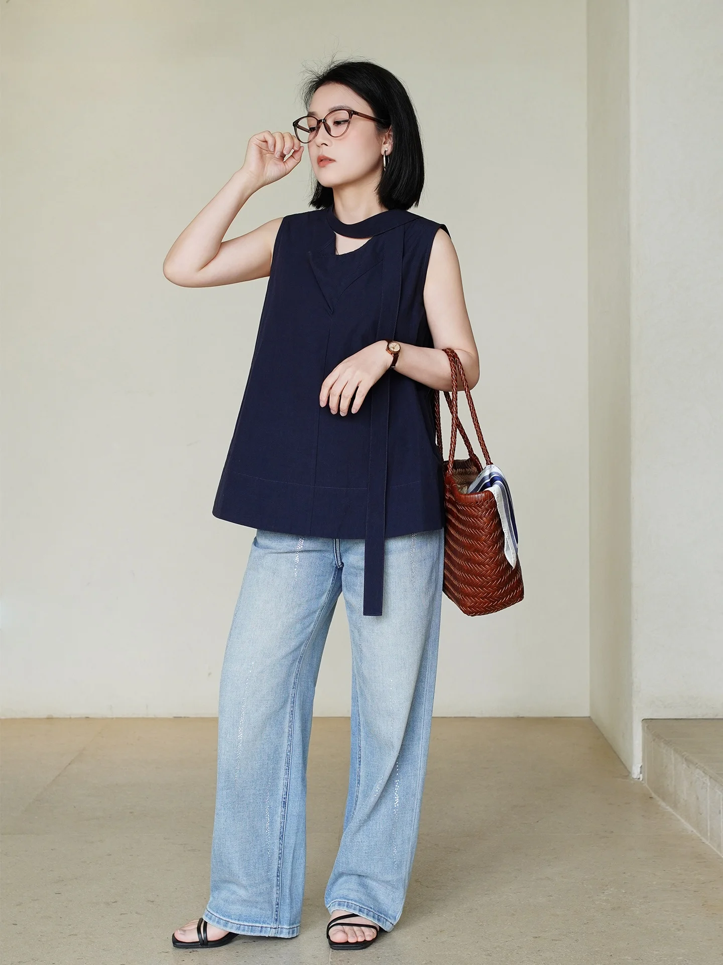 FUHAO Minimalist Han Hanflax Sleeveless V-neck Commute Shirt Express Yourself Chic Drifting Sash Women's Top in Spring 2026
FUHAO Minimalist Han Hanflax Sleeveless V-neck Commute Shirt Express Yourself Chic Drifting Sash Women's Top in Spring 2026