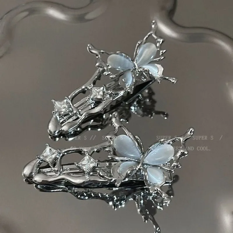 Y2K Irregular Liquid Metal Hairpin Butterfly Zircon Hair Clips Girl Bang Clip for Women Hair Accessories Fashion Silver Blue New
Y2K Irregular Liquid Metal Hairpin Butterfly Zircon Hair Clips Girl Bang Clip for Women Hair Accessories Fashion Silver Blue New