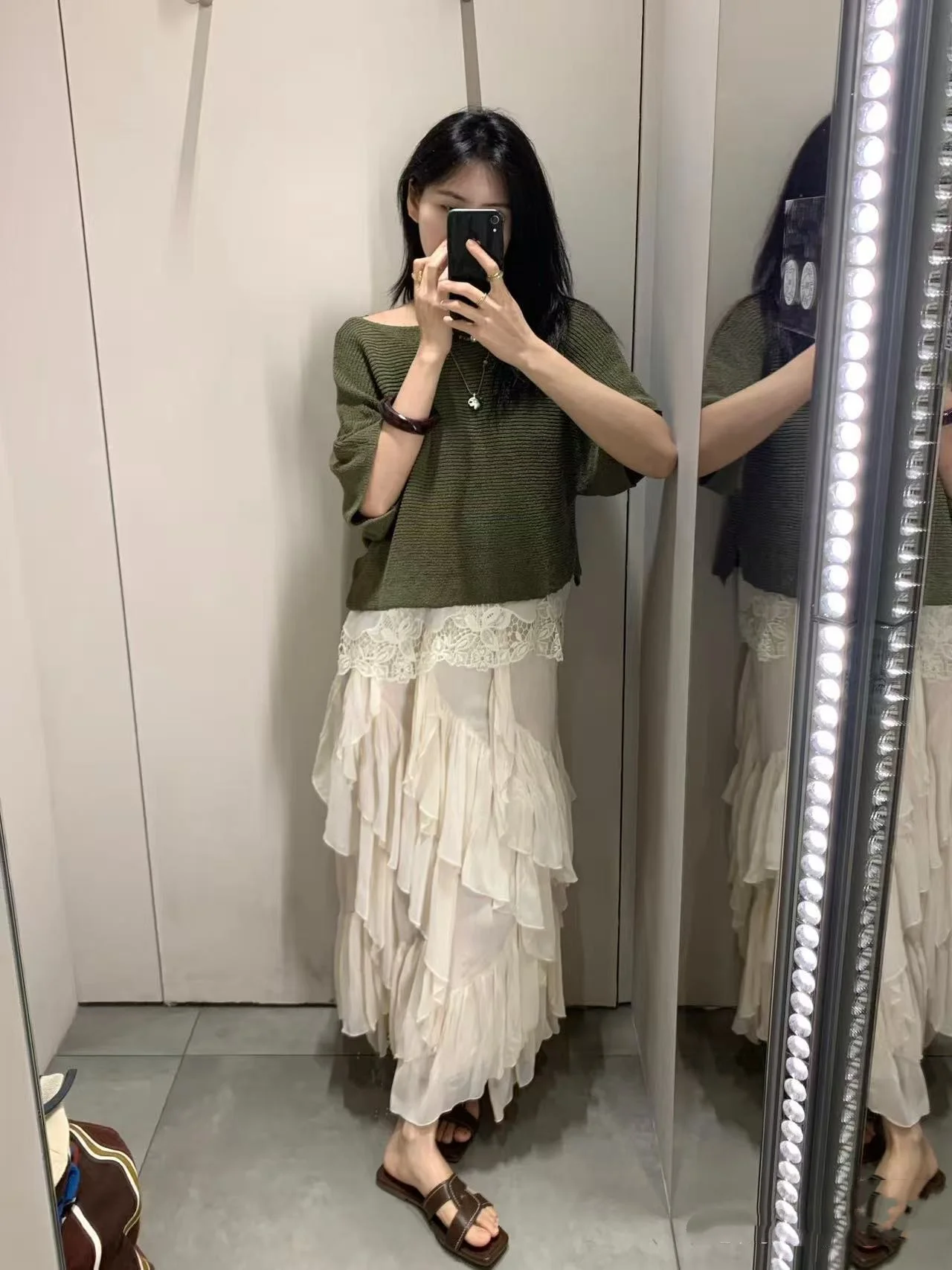 Autumn 2025 New Lazy Style Women's Short Sleeve Knitted Sweater One Shoulder Splicing Design Casual Loose Fit Polyester Fiber
Autumn 2025 New Lazy Style Women's Short Sleeve Knitted Sweater One Shoulder Splicing Design Casual Loose Fit Polyester Fiber