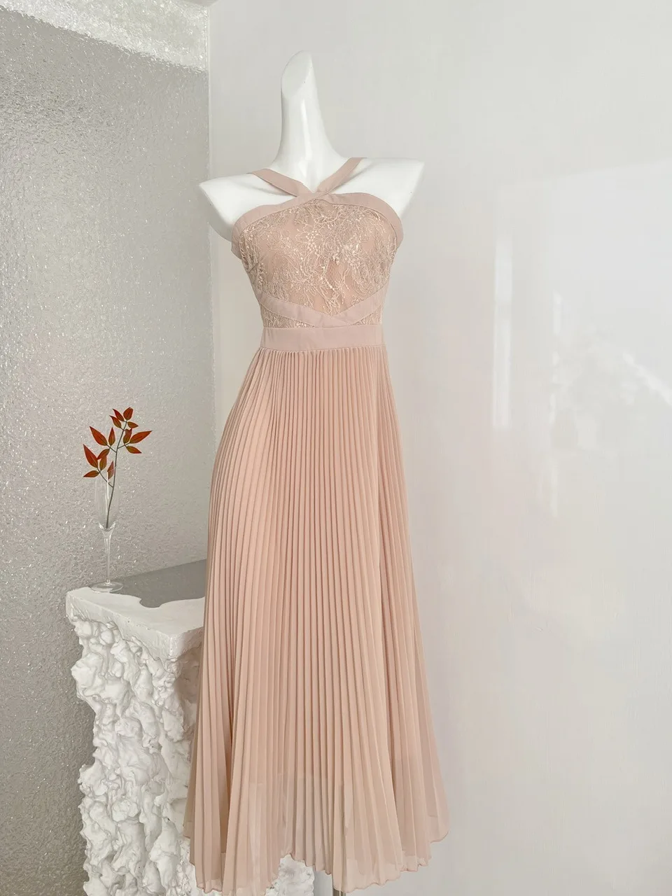 French Style Embroidered Lace Heavy Work Pleated Cross Neck Strapless Dress Women Summer New Long Skirt Gown Polyester Fiber
French Style Embroidered Lace Heavy Work Pleated Cross Neck Strapless Dress Women Summer New Long Skirt Gown Polyester Fiber