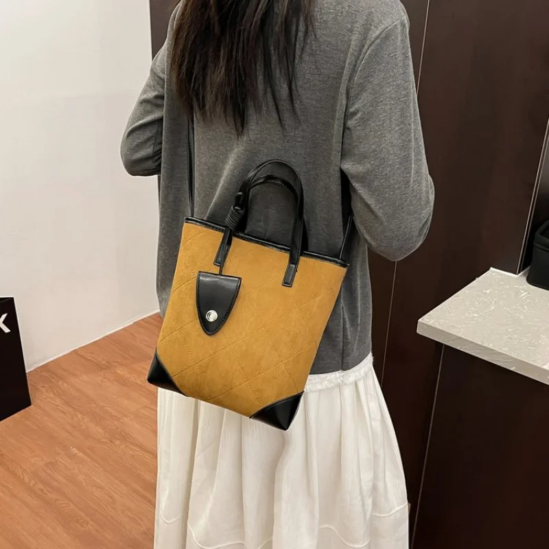 High-End Women's Shoulder Bag Made Of Camellia-Patterned Leather Boasting Paris Vintage Lightweight Soft Daily Refined Look
High-End Women's Shoulder Bag Made Of Camellia-Patterned Leather Boasting Paris Vintage Lightweight Soft Daily Refined Look