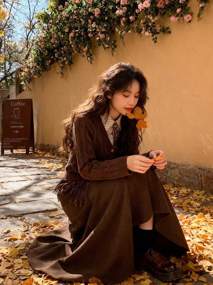 Корейский осенне-зимний женский комплект: винтажный вязаный костюм-двойка с эффектом утягивающей юбки
Корейский осенне-зимний женский комплект: винтажный вязаный костюм-двойка с эффектом утягивающей юбки