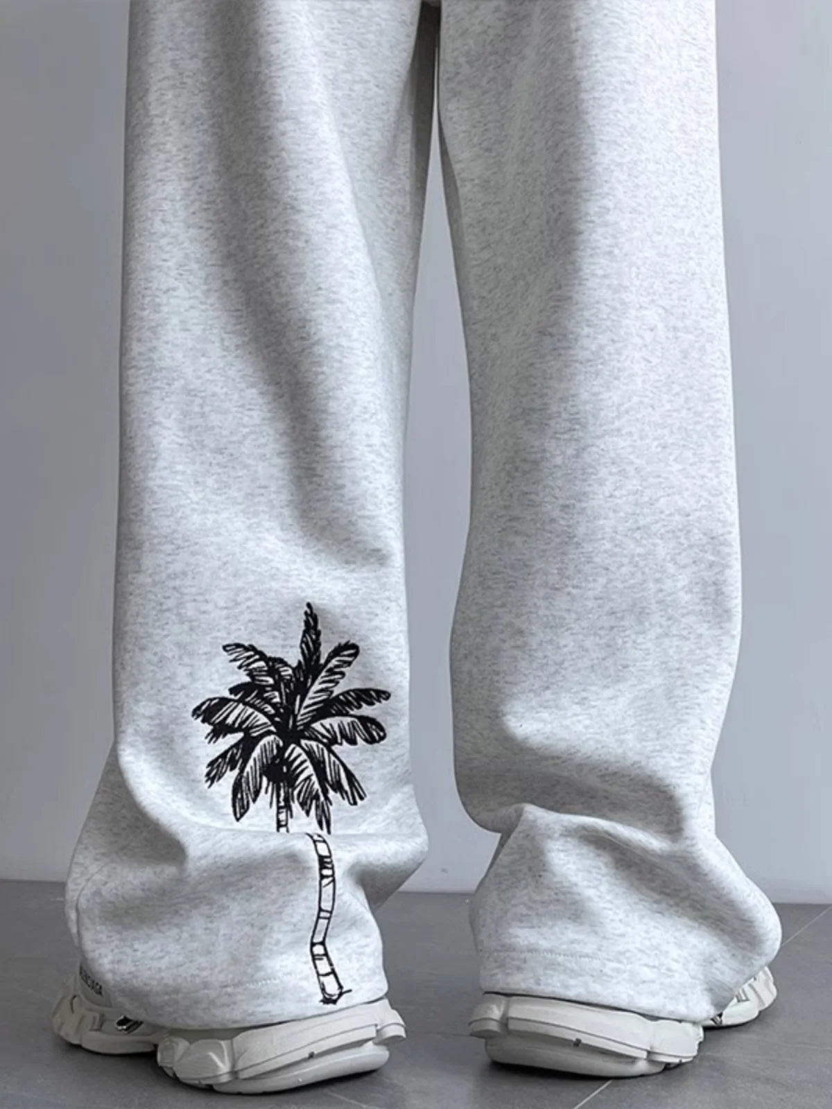 Мужские широкие прямые повседневные брюки из хлопка с высокой талией в стиле ретро, осенние, от американского модного бренда, плотные, больших размеров (до 300 фунтов)
Мужские широкие прямые повседневные брюки из хлопка с высокой талией в стиле ретро, осенние, от американского модного бренда, плотные, больших размеров (до 300 фунтов)