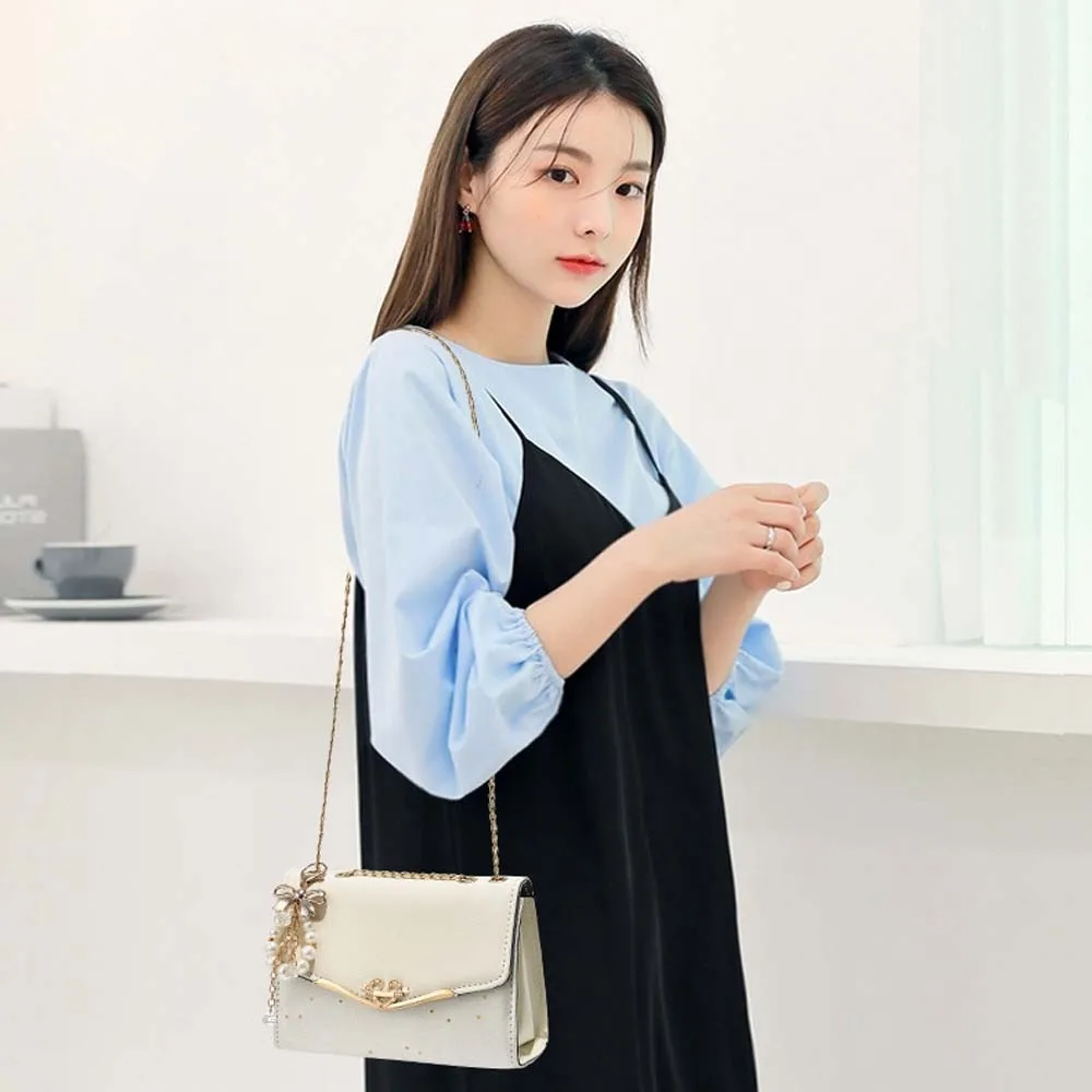 Simple Elegant PU Chain Bag Y2K Pendant Beads Bow Keychain Korean Square Bag Classical Large Capacity Flip Up Shoulder Bag Work
Simple Elegant PU Chain Bag Y2K Pendant Beads Bow Keychain Korean Square Bag Classical Large Capacity Flip Up Shoulder Bag Work