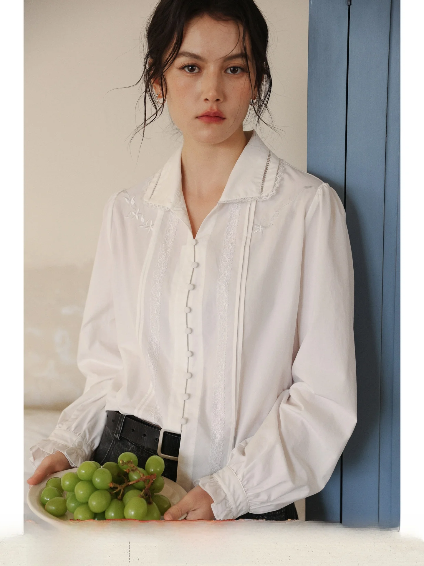 Classical Romantic Loose Collar Lace Patchwork Shirt Bridge Field Color "Plume Wind Light " French Style Cotton Long Slee...
Classical Romantic Loose Collar Lace Patchwork Shirt Bridge Field Color "Plume Wind Light " French Style Cotton Long Slee...