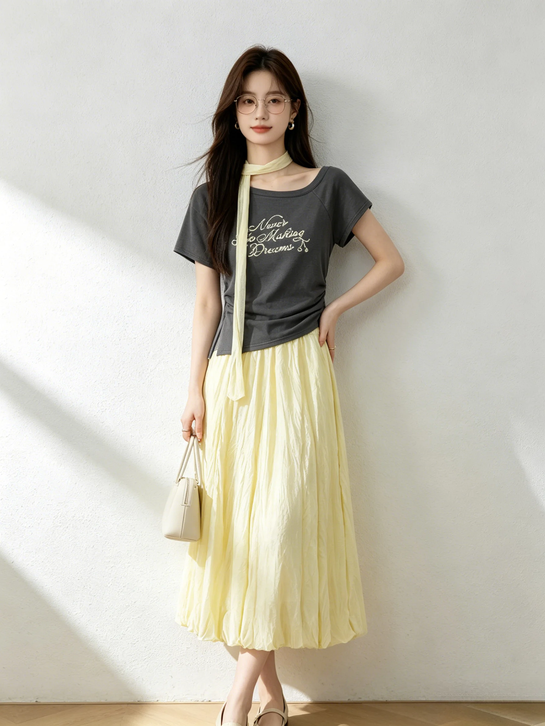 Laid-back Minimalist Summer New Style Half-length Sleeve T-shirt Slimming High-waist Versatile Skirt Fashionable Set
Laid-back Minimalist Summer New Style Half-length Sleeve T-shirt Slimming High-waist Versatile Skirt Fashionable Set