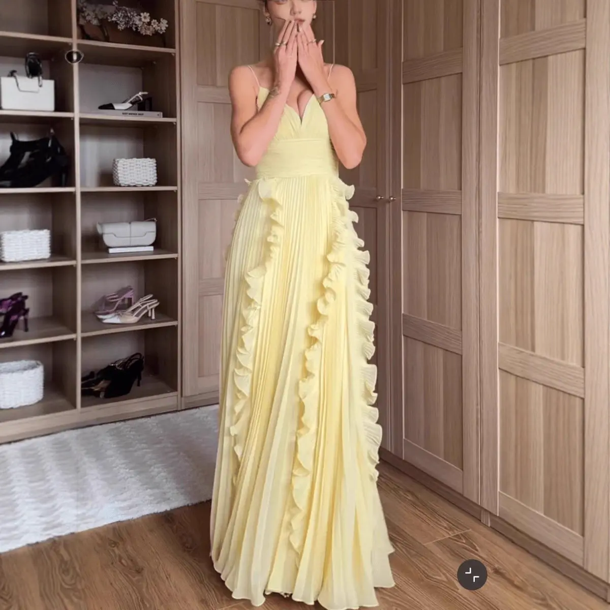 V-neck Sleeveless Pleated Hem Maxi Dress Women's Slim Fit Casual Party Dress Polyester Fabric Gathered Skirt H Version
V-neck Sleeveless Pleated Hem Maxi Dress Women's Slim Fit Casual Party Dress Polyester Fabric Gathered Skirt H Version