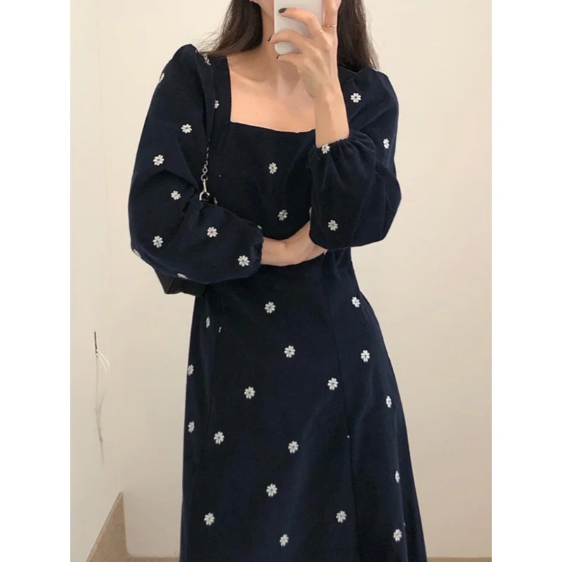 South KoreachicAutumn French Retro Square Neck Embroidered Floral Waist Slimming Puff Sleeve Mid-Length Dress for Women
South KoreachicAutumn French Retro Square Neck Embroidered Floral Waist Slimming Puff Sleeve Mid-Length Dress for Women
