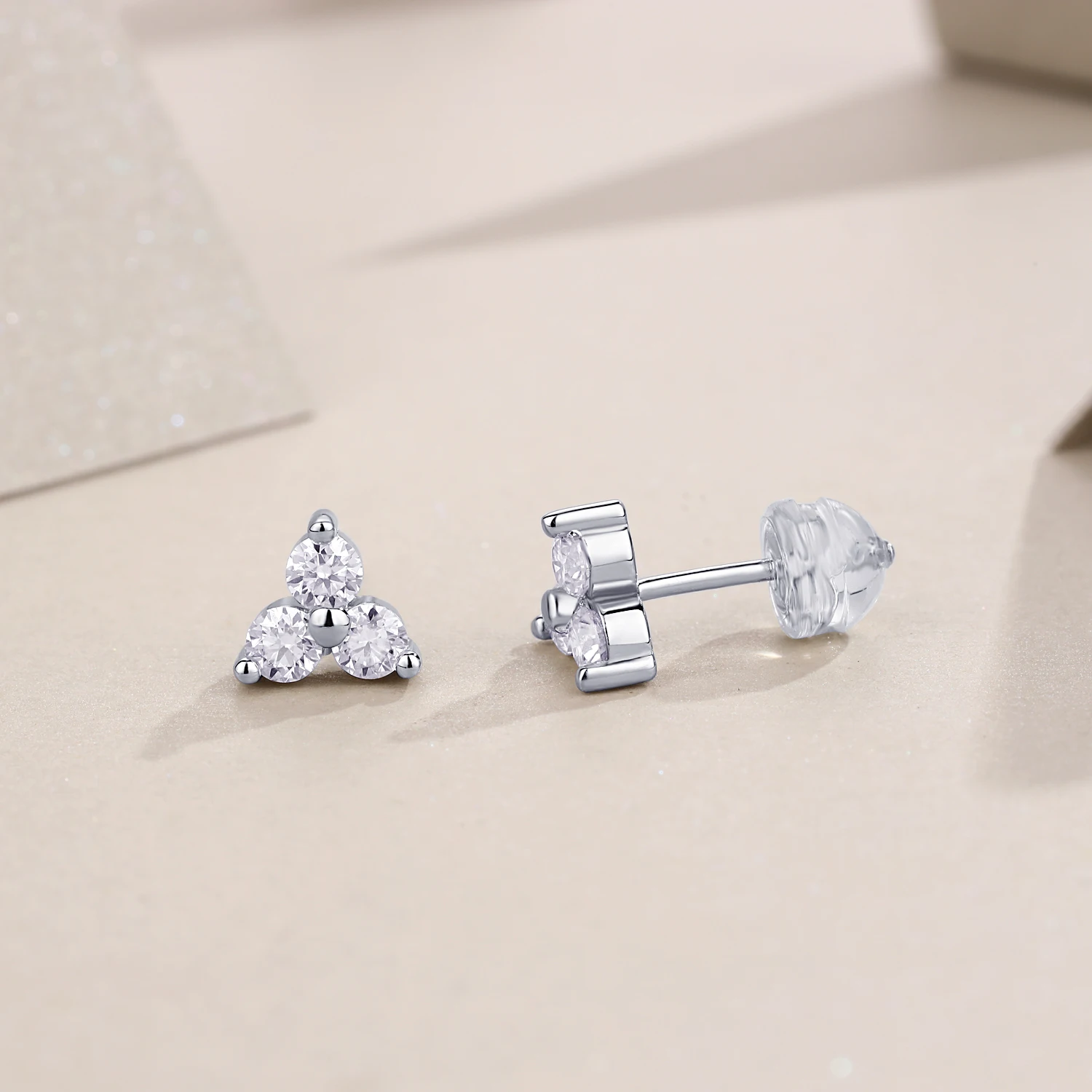 Модные посеребренные серьги S925 из белого золота 18 карат с муассанитом и маленьким цветком 0,6 карата для женщин, подарок
Модные посеребренные серьги S925 из белого золота 18 карат с муассанитом и маленьким цветком 0,6 карата для женщин, подарок