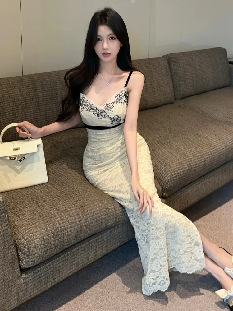 Elegant Long Lace Embroidery V-Neck Sleeveless Slim Fit Dress Women's High Waist Halter Neck Gown Korean Style Commute Dress
Elegant Long Lace Embroidery V-Neck Sleeveless Slim Fit Dress Women's High Waist Halter Neck Gown Korean Style Commute Dress