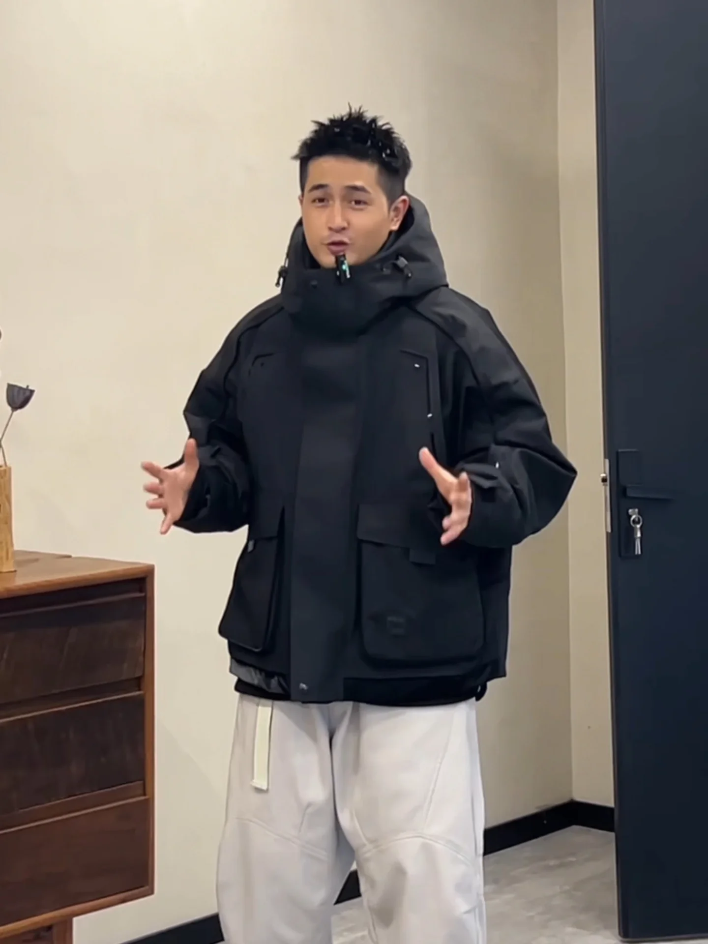 Высококачественная мужская повседневная уличная куртка из хлопка свободного кроя для осени и зимы, модная рабочая одежда с капюшоном, ветрозащитная, из полиэстера/нейлона...
Высококачественная мужская повседневная уличная куртка из хлопка свободного кроя для осени и зимы, модная рабочая одежда с капюшоном, ветрозащитная, из полиэстера/нейлона...