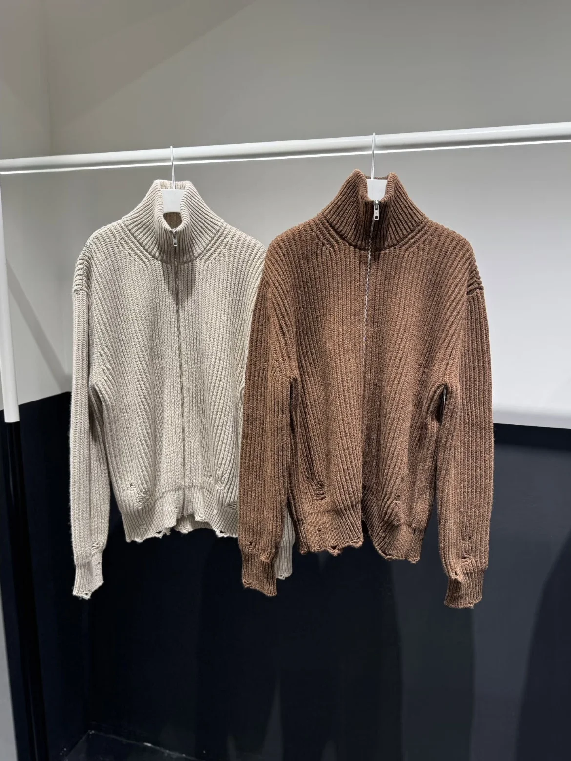 Trendy Brand MM2025 Autumn Winter Loose Knitwear Zip Collar PU Patch Hole 2 Colors Women's Long Sleeve Cardigan Wool Blend
Trendy Brand MM2025 Autumn Winter Loose Knitwear Zip Collar PU Patch Hole 2 Colors Women's Long Sleeve Cardigan Wool Blend