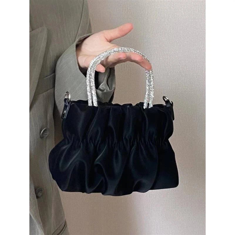 Niche Ummer Popular Pleated Design Cloud Pack Multi-function Solid Vintage All-match Women Crossbody Bag Luxury Diamond Handbag
Niche Ummer Popular Pleated Design Cloud Pack Multi-function Solid Vintage All-match Women Crossbody Bag Luxury Diamond Handbag