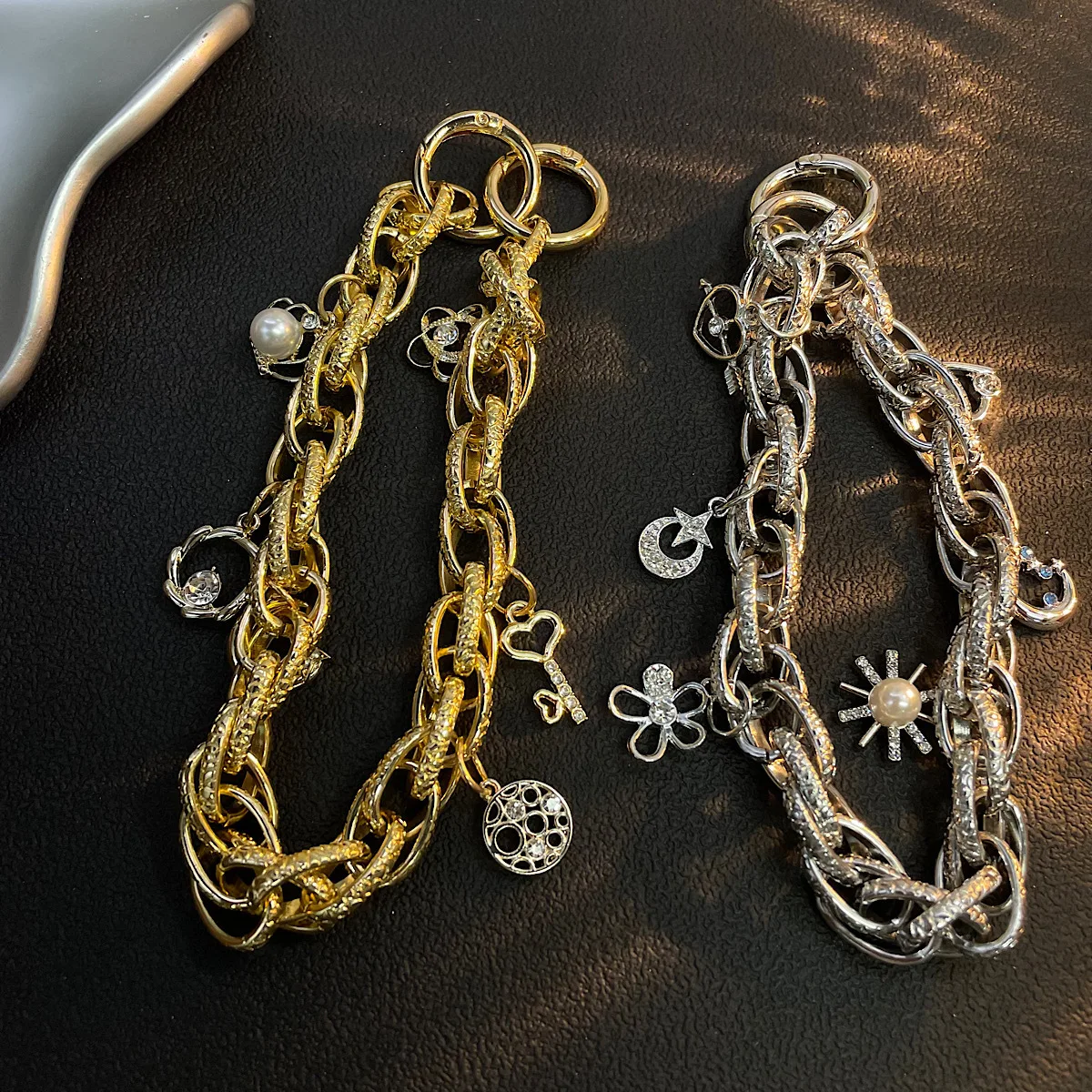 Новый ремешок для мобильного телефона с легкой роскошной и высококачественной серебряной тканой подвеской, ручной ремешок на запястье, короткая цепочка для iPhone
Новый ремешок для мобильного телефона с легкой роскошной и высококачественной серебряной тканой подвеской, ручной ремешок на запястье, короткая цепочка для iPhone