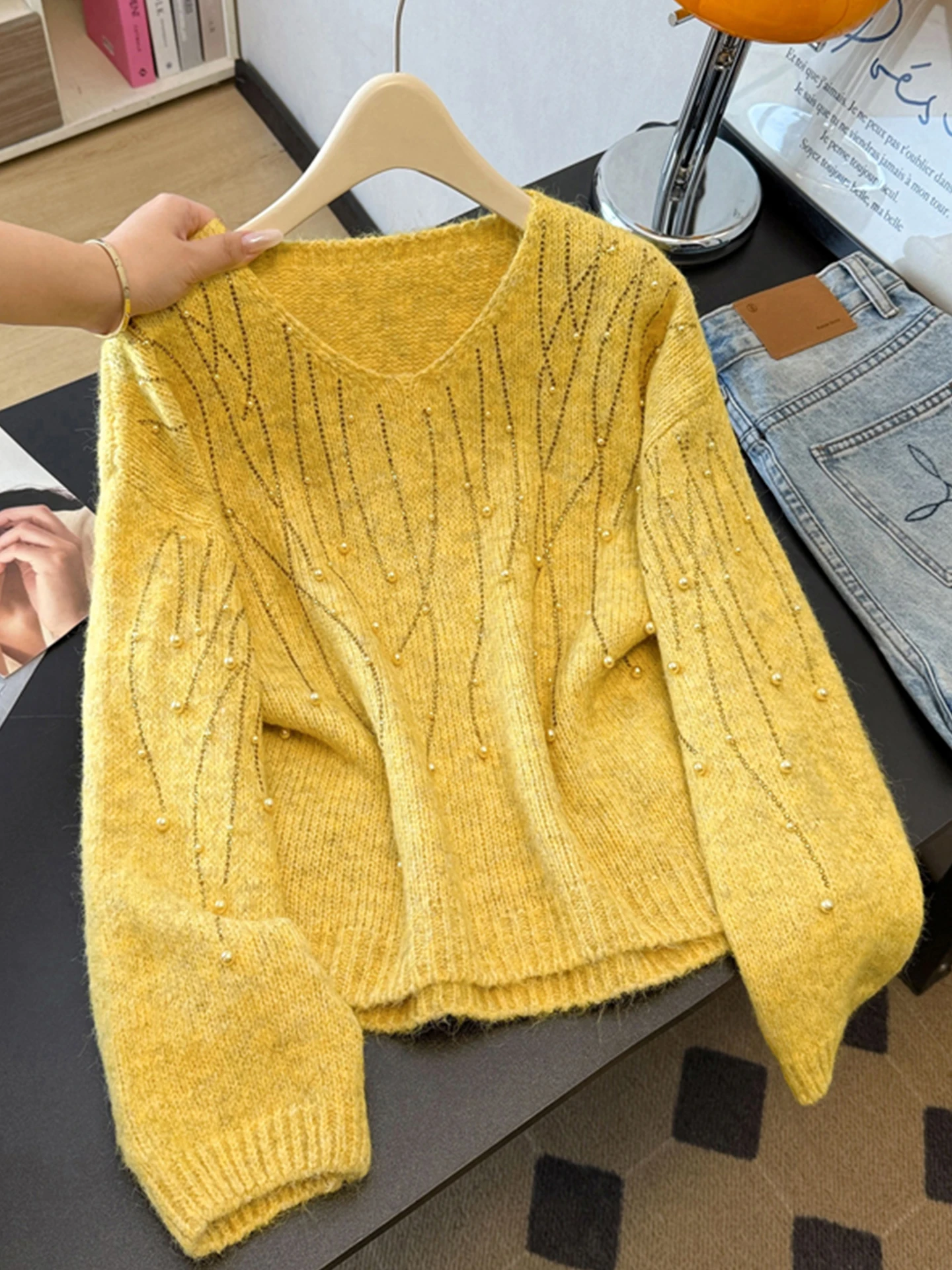 Желтый вязаный свитер с пайетками, женский, осенне-зимний, больших размеров, свободного кроя, комфортный, премиум-класса, с V-образным вырезом
Желтый вязаный свитер с пайетками, женский, осенне-зимний, больших размеров, свободного кроя, комфортный, премиум-класса, с V-образным вырезом