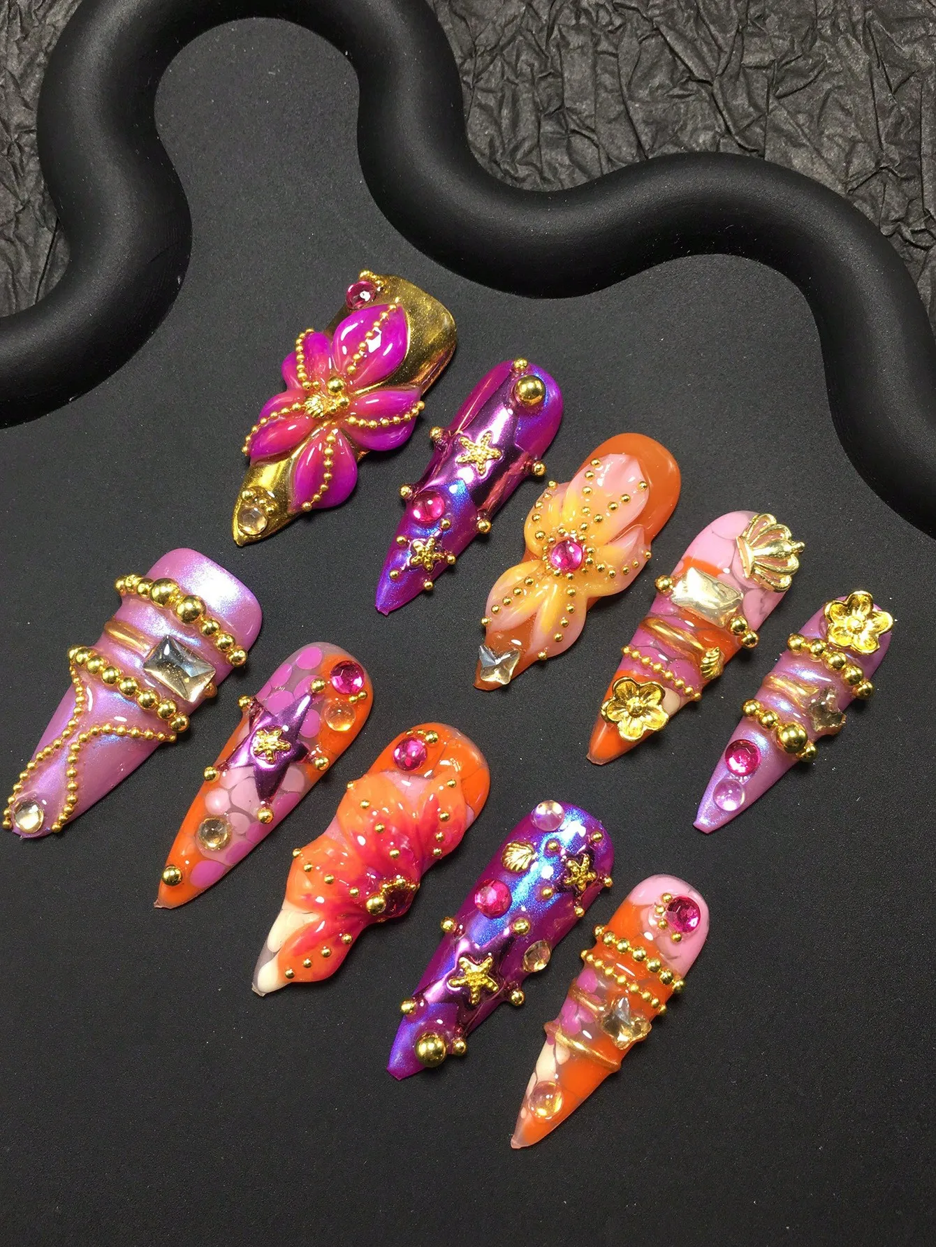 10-Piece Handmade Stiletto Carved Fake Nails, Luxurious Retro-Style 3D Carved Nail Art. Metal Ornament Inlay, 3D Shaping of Flowers & Stars, Iridescent Surface Craftsmanship.
10-Piece Handmade Stiletto Carved Fake Nails, Luxurious Retro-Style 3D Carved Nail Art. Metal Ornament Inlay, 3D Shaping of Flowers & Stars, Iridescent Surface Craftsmanship.