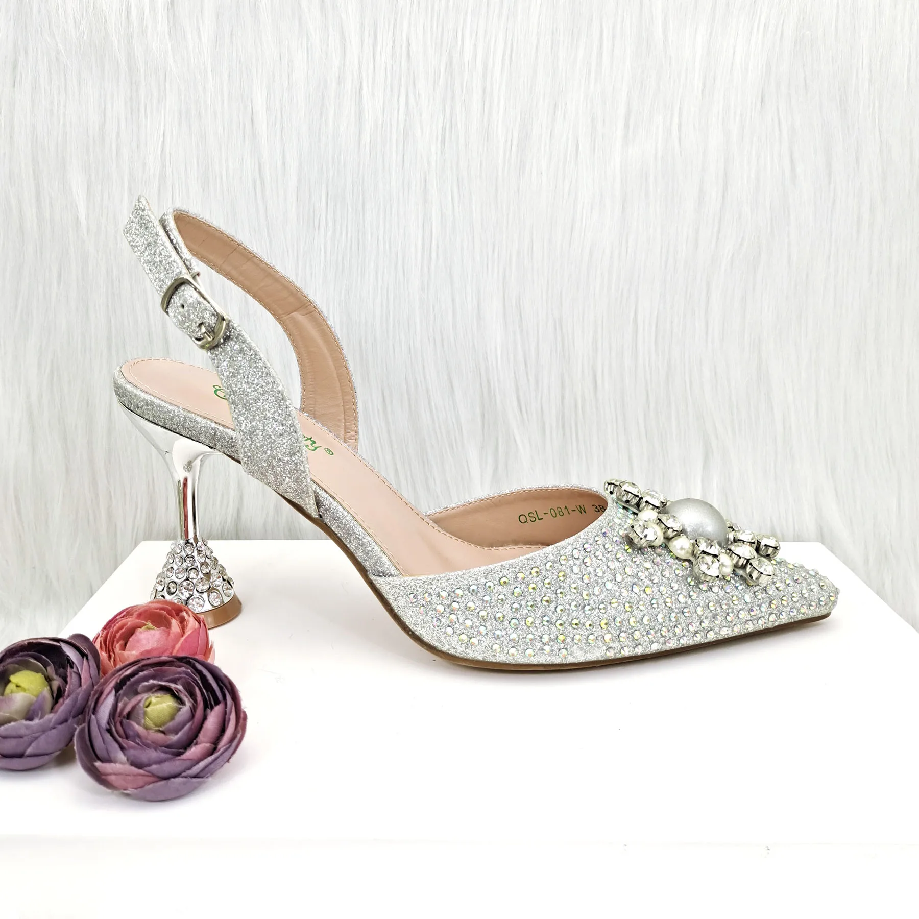 Итальянский дизайн, изысканные серебряные туфли на каблуке с клатчем, блестящая ткань, стразы, нигерийский банкетный комплект: туфли на высоком каблуке и сумочка-клатч
Итальянский дизайн, изысканные серебряные туфли на каблуке с клатчем, блестящая ткань, стразы, нигерийский банкетный комплект: туфли на высоком каблуке и сумочка-клатч