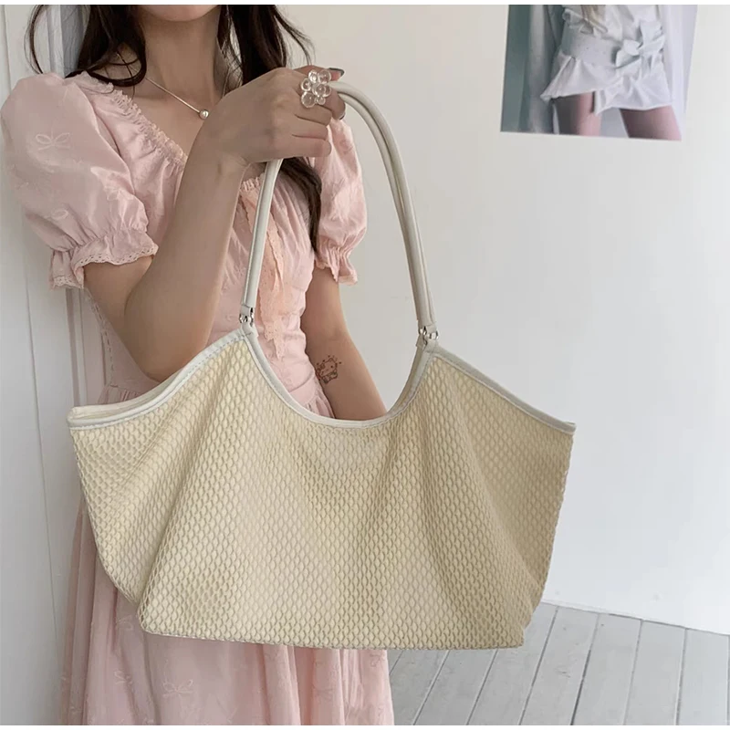 French Elegant Handbag Fashion Brand Design Shoulder Tote Bags Casual Hollow Woven Bag New Commuting Large Capacity Storage Bags
French Elegant Handbag Fashion Brand Design Shoulder Tote Bags Casual Hollow Woven Bag New Commuting Large Capacity Storage Bags