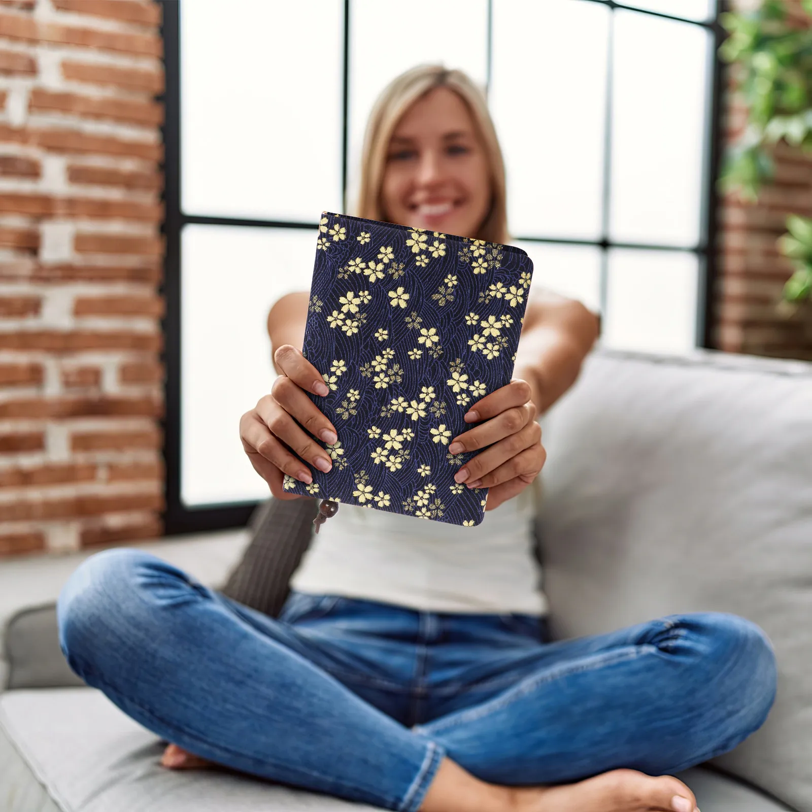 Декоративный чехол для книг с золотым дизайном, износостойкая тканевая обложка для персонализированной защиты и стиля блокнотов
Декоративный чехол для книг с золотым дизайном, износостойкая тканевая обложка для персонализированной защиты и стиля блокнотов