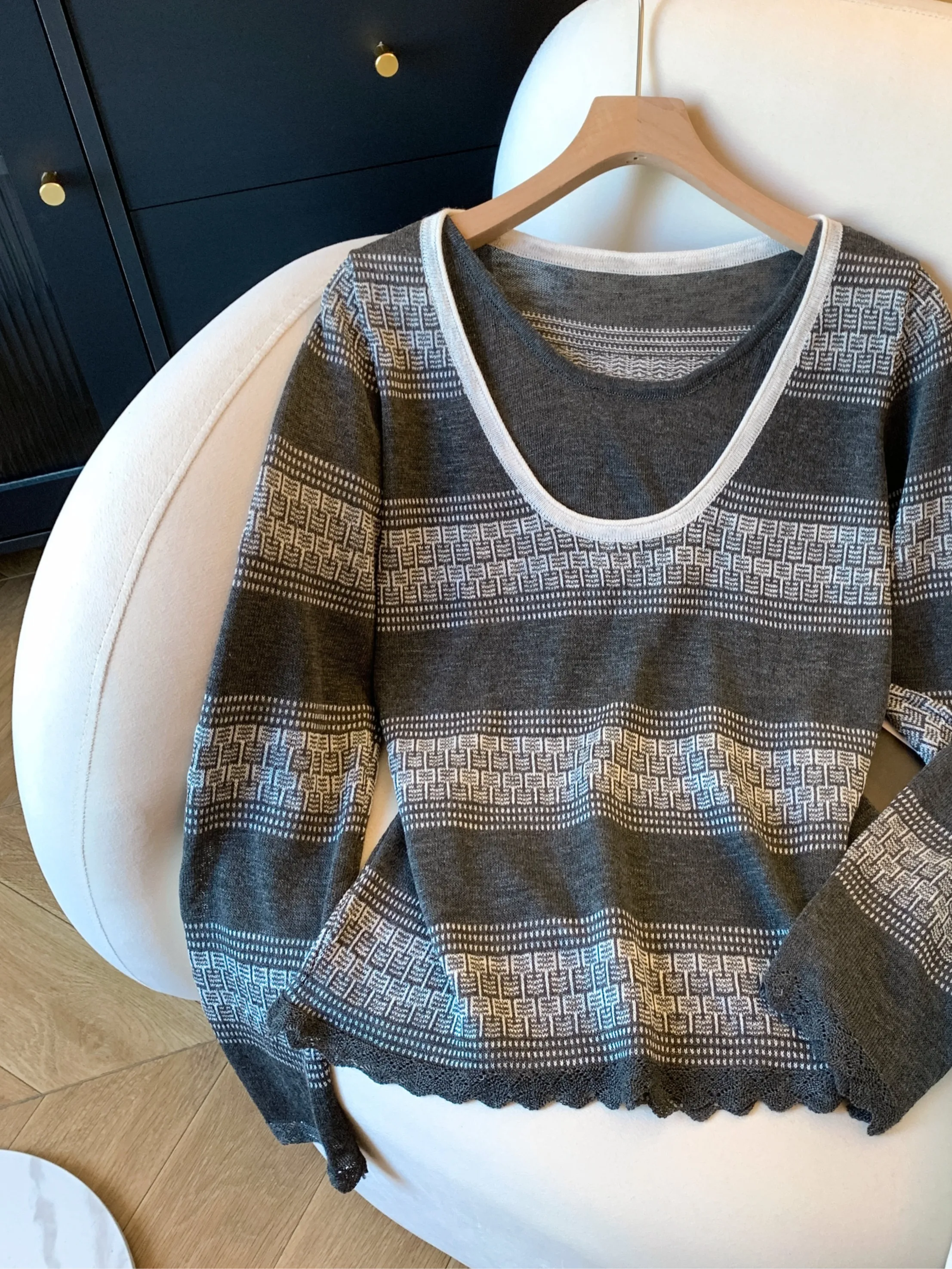 Элегантный вязаный свитер в ретро-стиле с полосками, свободного кроя, имитация двухслойности, удобный, для повседневной носки, Гуанчжоу Тринадцать...
Элегантный вязаный свитер в ретро-стиле с полосками, свободного кроя, имитация двухслойности, удобный, для повседневной носки, Гуанчжоу Тринадцать...