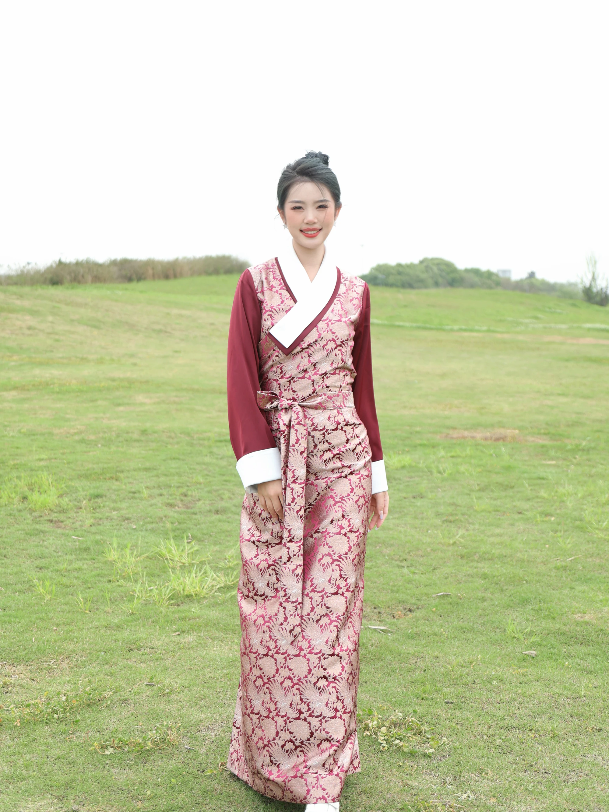 Tibetan Style Long Dress Women's Traditional Bora Ethnic Clothing Vintage High-End Feeling Floral Embroidered Satin Gown
Tibetan Style Long Dress Women's Traditional Bora Ethnic Clothing Vintage High-End Feeling Floral Embroidered Satin Gown