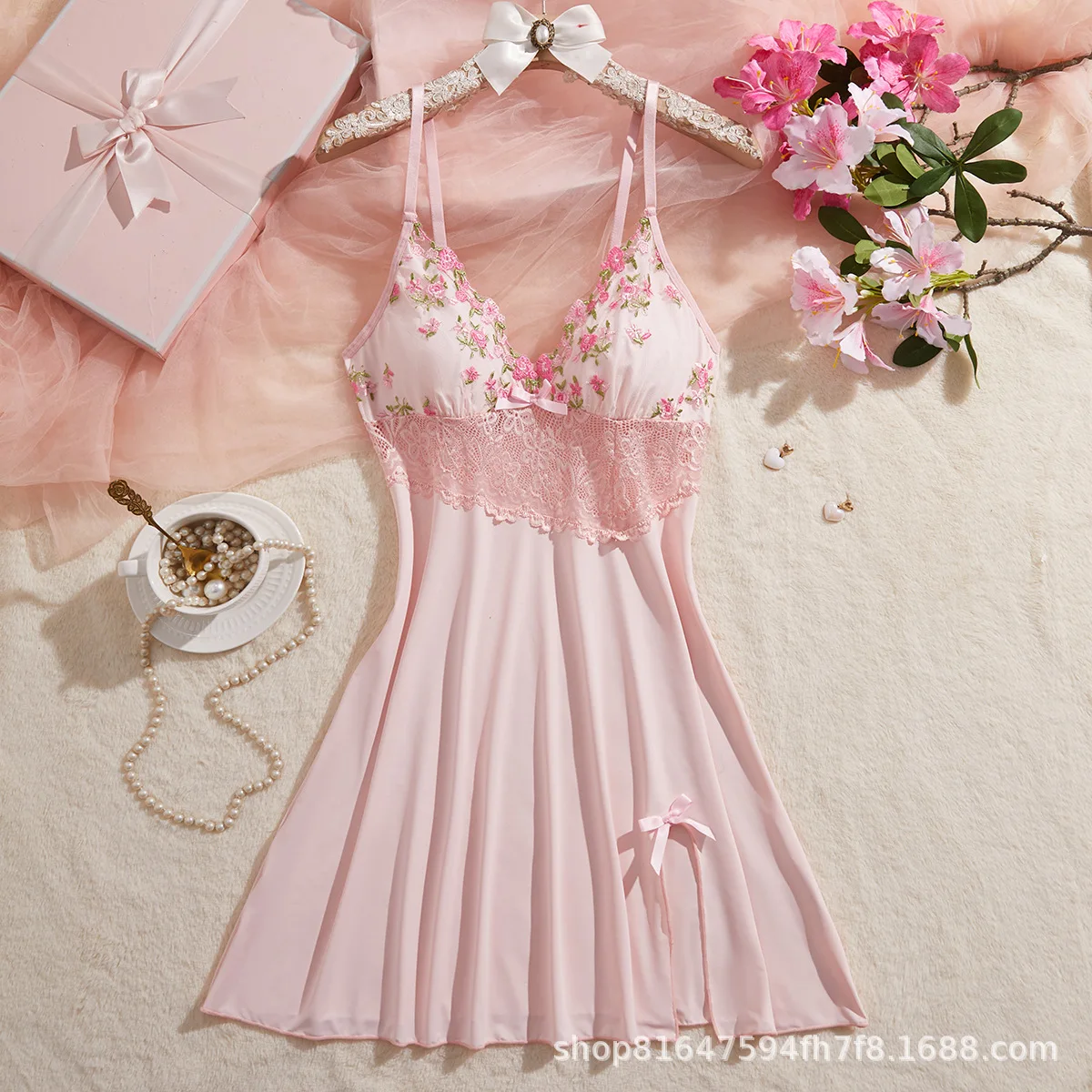 New Ladies Sexy Pajamas Sweet Embroidery Deep V Suspender Pajamas
New Ladies Sexy Pajamas Sweet Embroidery Deep V Suspender Pajamas