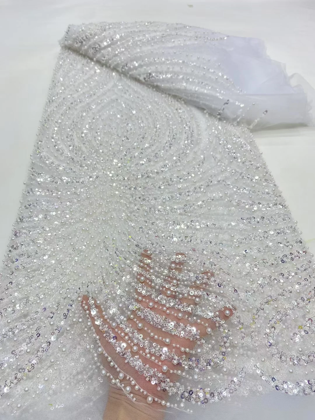 Новый дизайн, белые бусины ручной работы, африканская кружевная ткань, 2022, высокое качество, французская кружевная ткань с блестками и бисером для праздничного платья PDP25139 
Новый дизайн, белые бусины ручной работы, африканская кружевная ткань, 2022, высокое качество, французская кружевная ткань с блестками и бисером для праздничного платья PDP25139